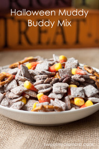 Halloween Muddy Buddy Mix | 20 Desserts To Make With Your Leftover Halloween Candy
