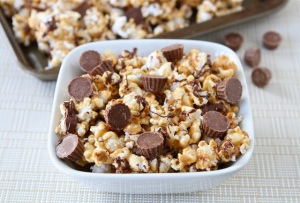 Reeses's Peanut Butter Popcorn | 10 Desserts To Make With Your Leftover Halloween Candy